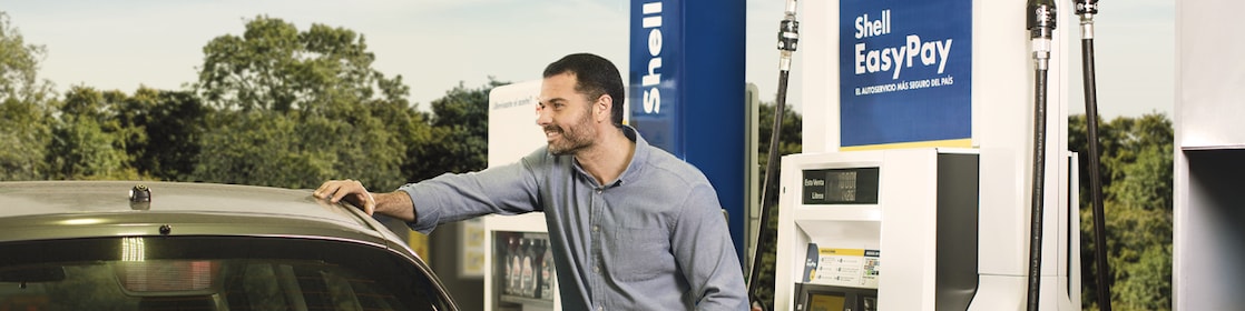 Hombre cargando combustible en un surtidor de Shell EasyPay
