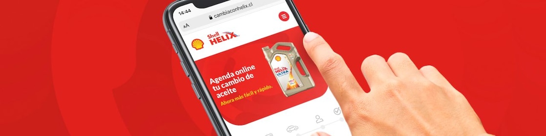 Fondo rojo con Imagen de celular en su pantalla con el sitio web cambiaconhelix.cl y una mano haciendo touch
