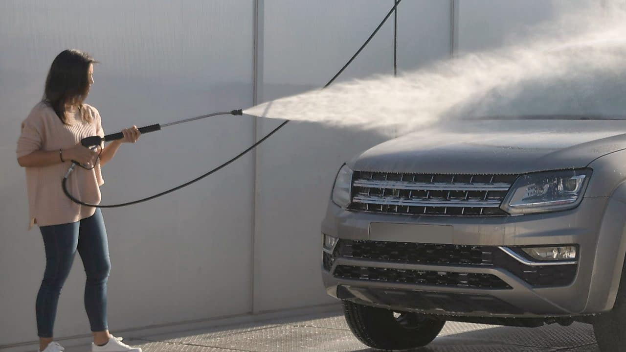 Una clienta lava su automóvil en Lavapro Autoservicio
