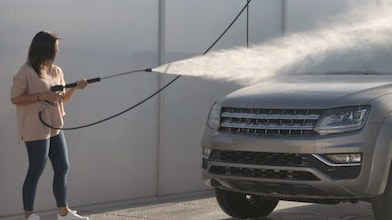 Una clienta lava su automóvil en Lavapro Autoservicio